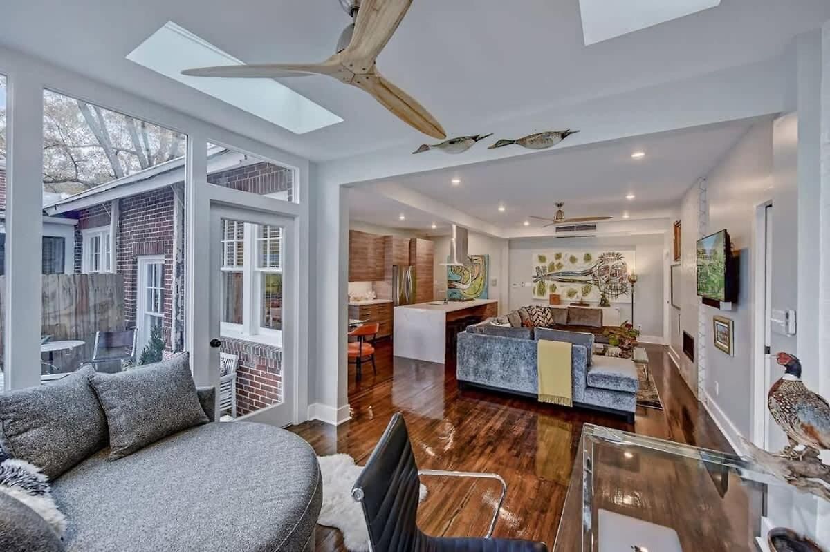 Modern 2br With Sunroom Near Uptown Holiday home