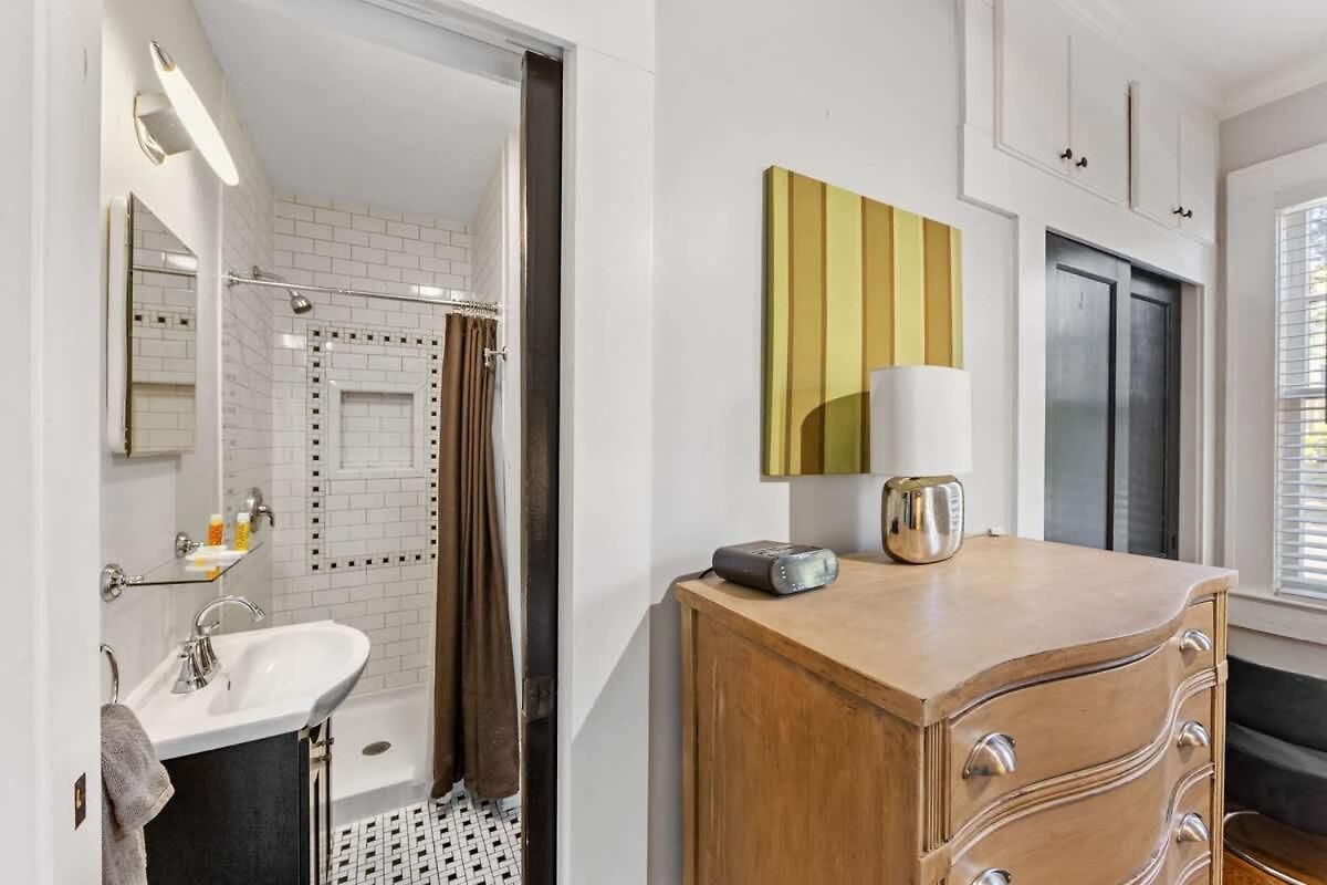 Stylish Myers Park 2 Bedroom With Screened Porch Holiday home