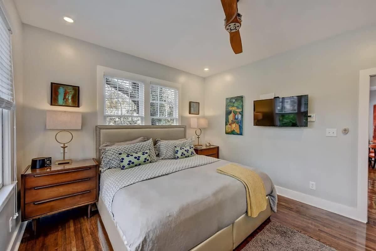 Holiday home Modern 2br With Sunroom Near Uptown