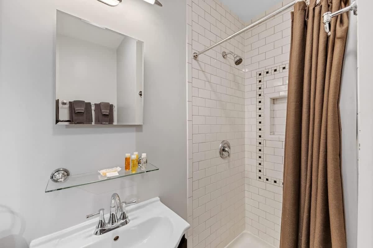 Stylish Myers Park 2 Bedroom With Screened Porch Holiday home
