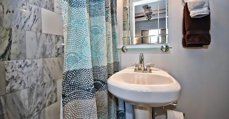 Beautifully Furnished Modern 2br With Balcony Charlotte