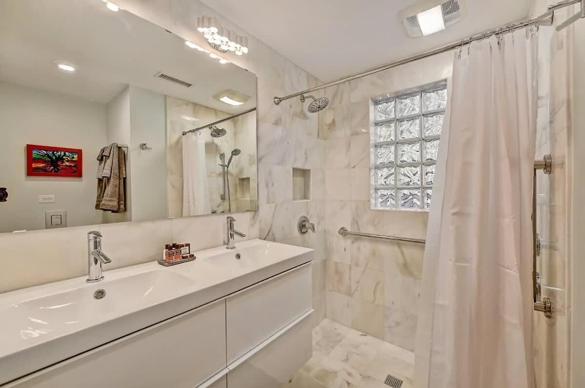 Comfortable And Stylish Near Myers Park *