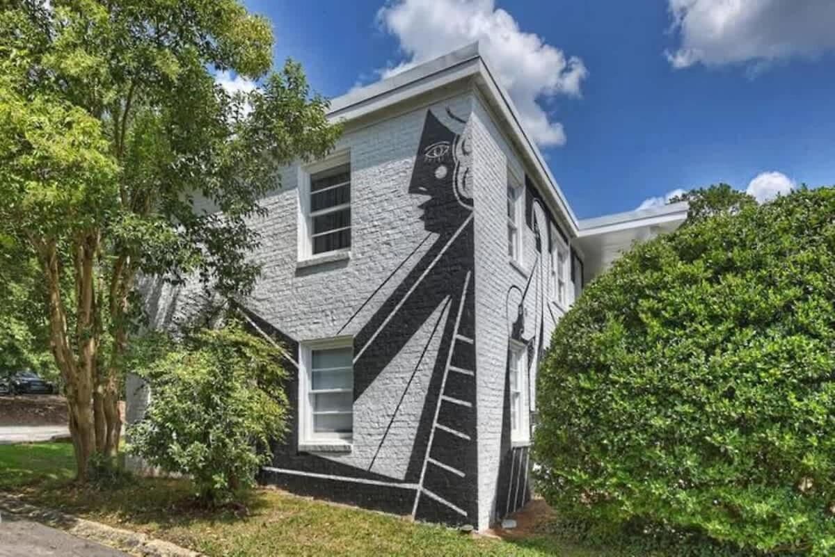 Spacious With Easy Access To Uptown Holiday home *