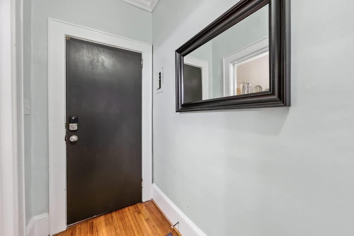 Chic Comfortable 2br With Porch Near Dilworth