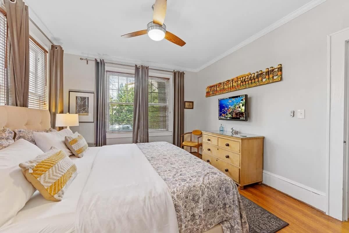 Contemporary 2br In Myers Park With Screened Porch Holiday home *