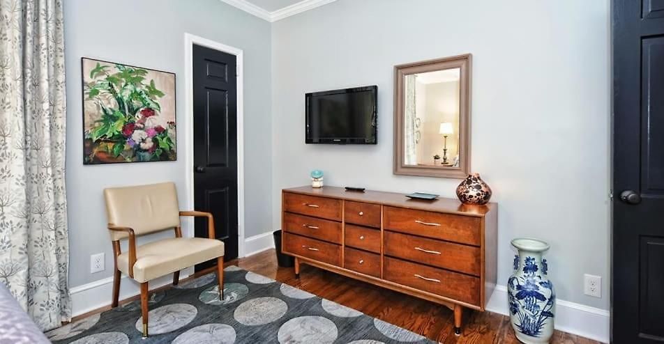 Chic And Comfortable 2br Near Uptown Holiday home *
