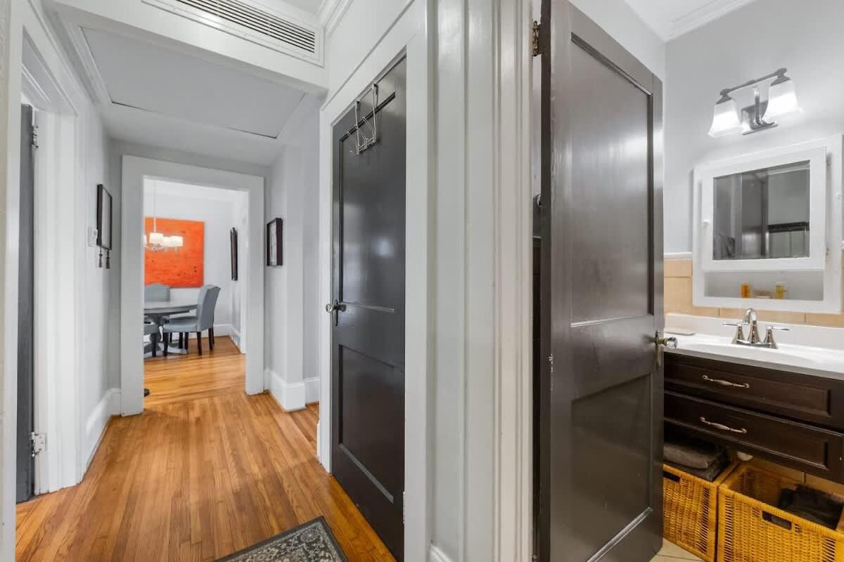 Chic Comfortable 2br With Porch Near Dilworth *