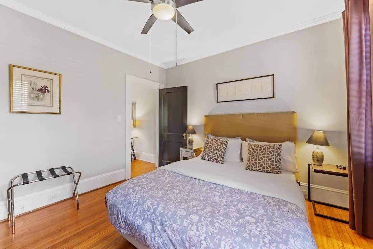 Contemporary 2br In Myers Park With Screened Porch *