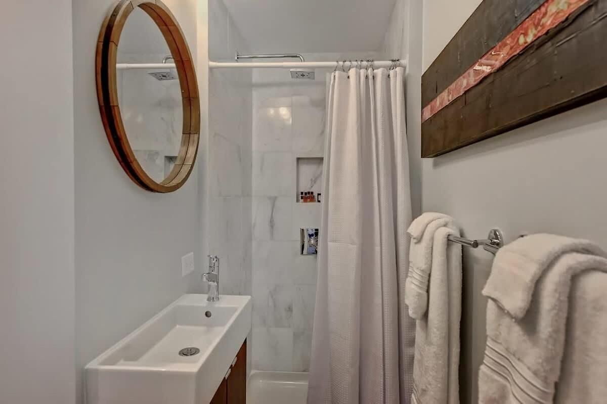 Modern 2br With Sunroom Near Uptown Holiday home *