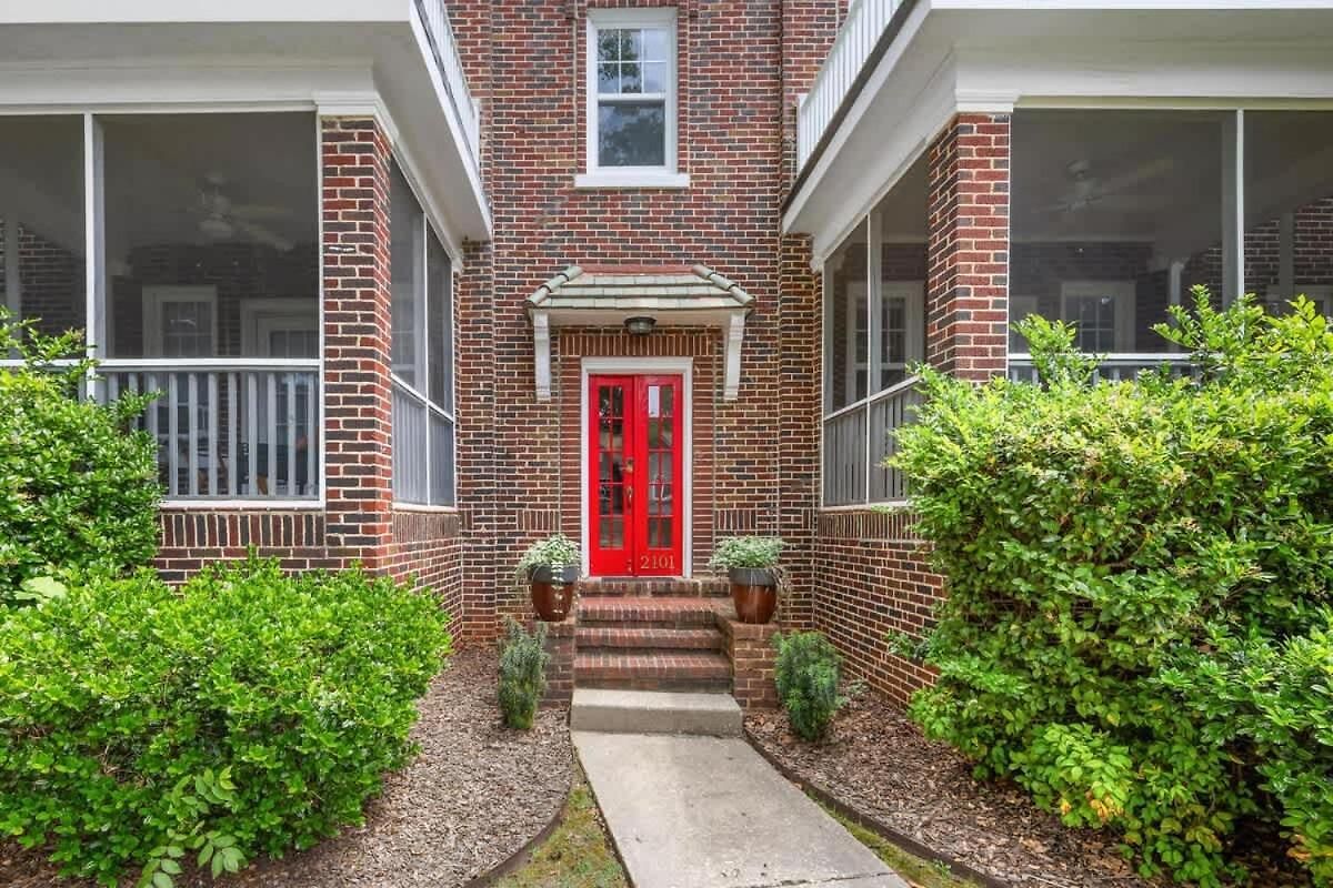 Chic Comfortable 2br With Porch Near Dilworth