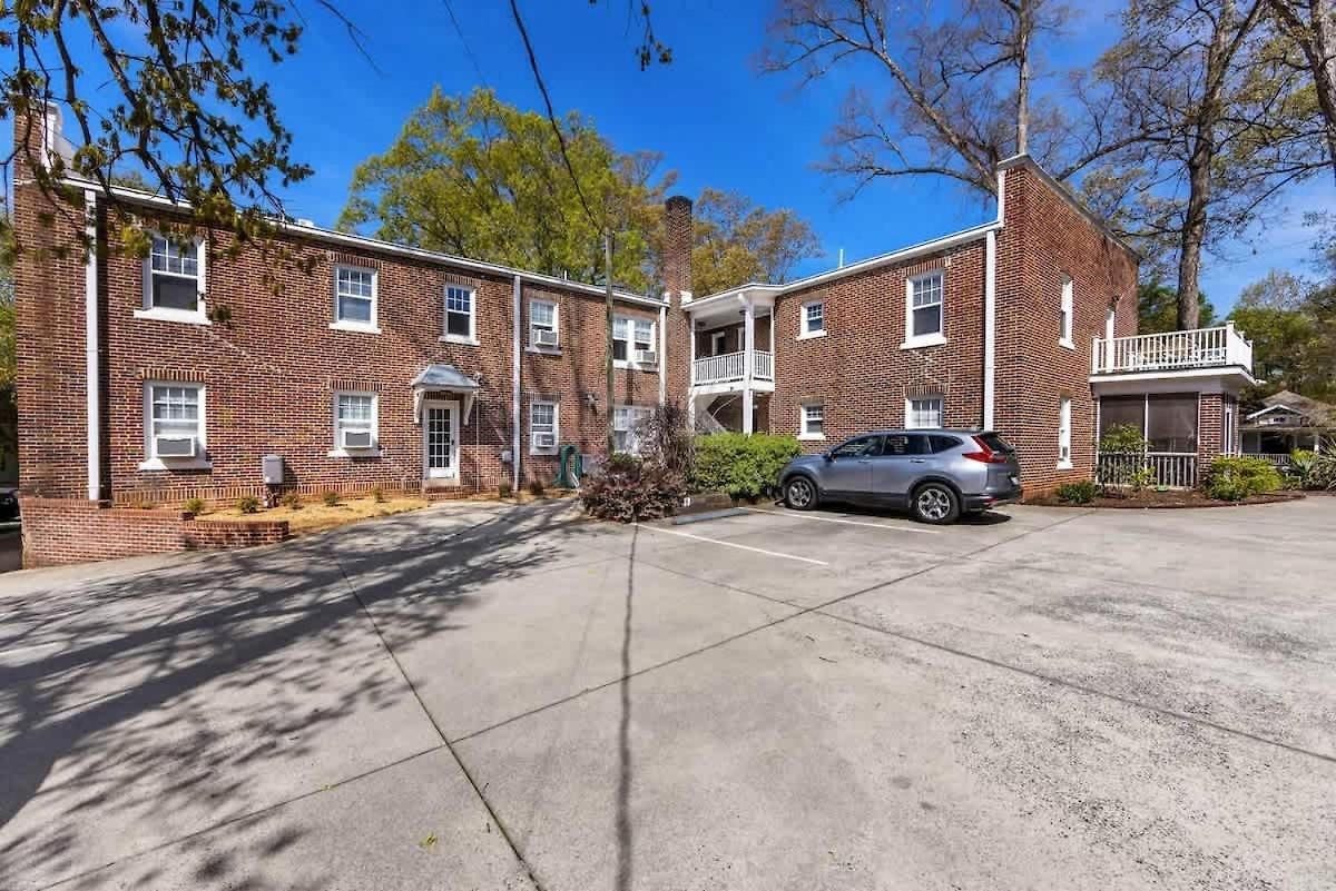 Holiday home Bright And Restful 2br Near Uptown With Balcony