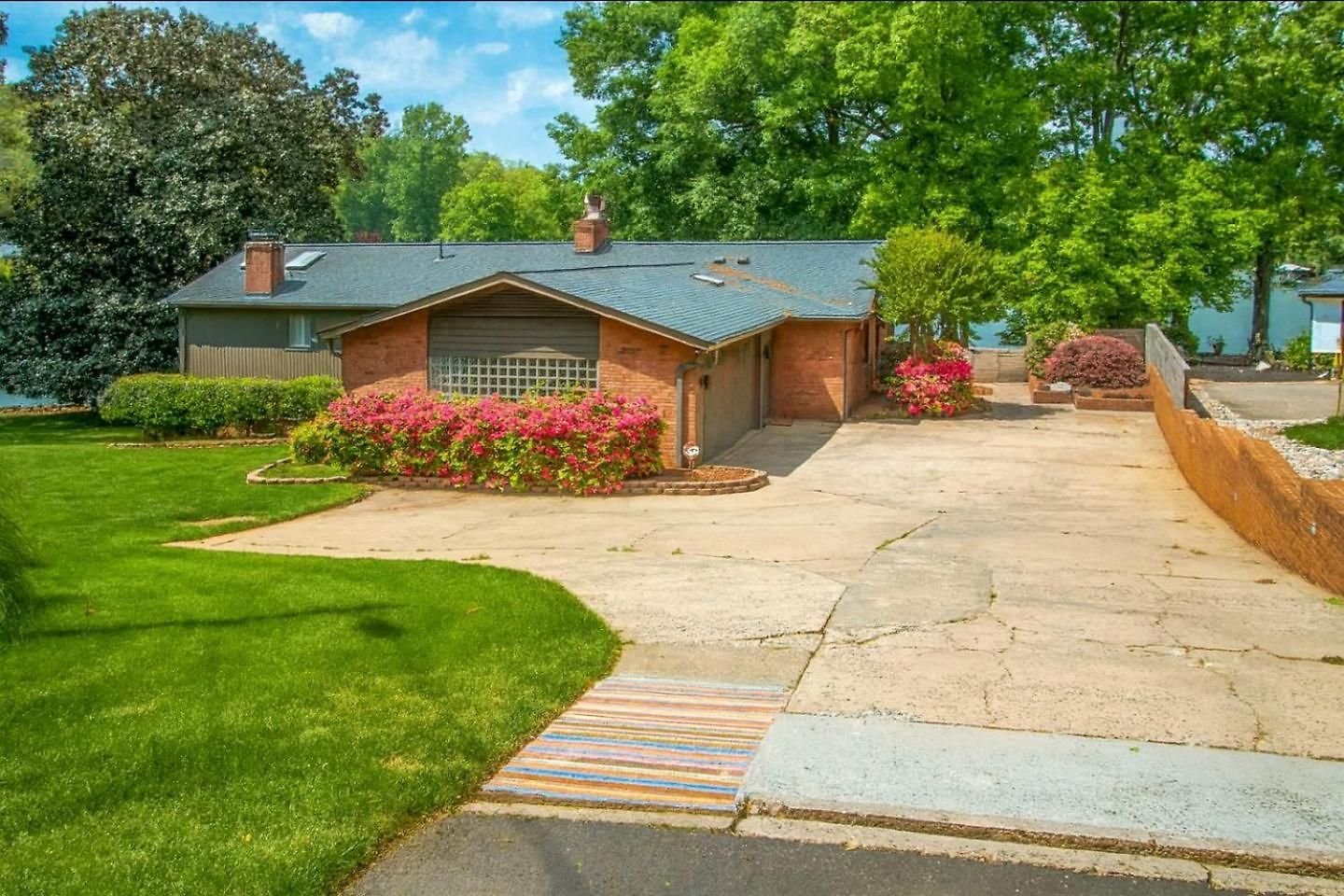 Cozy With Swimming Pool In Charlotte, North Carolina