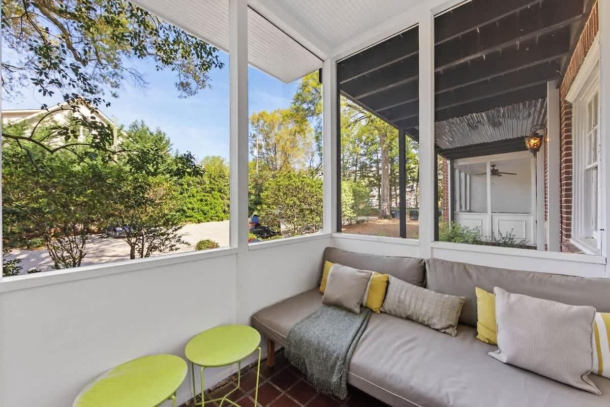 Holiday home Contemporary 2br In Myers Park With Screened Porch *