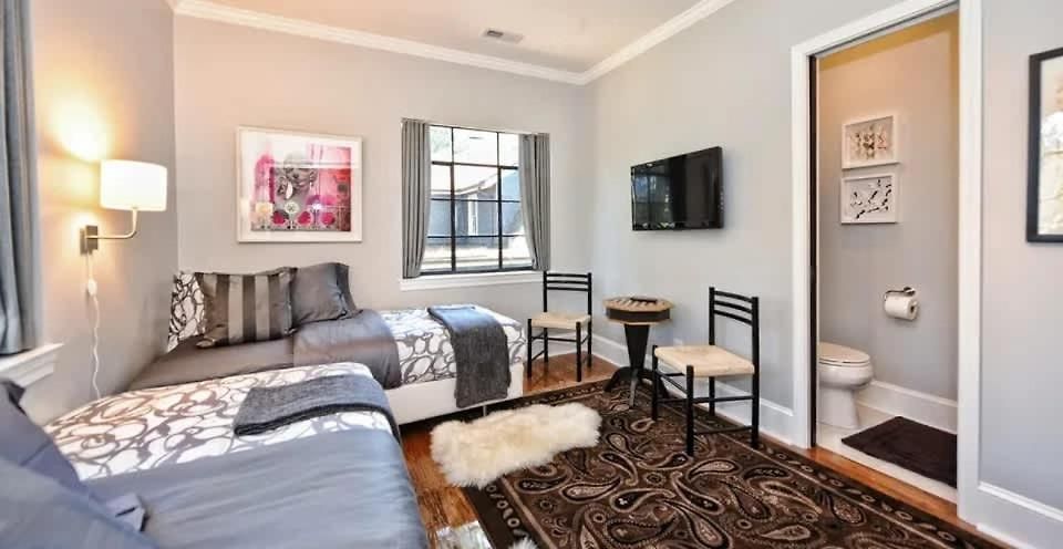 Holiday home Chic And Comfortable 2br Near Uptown