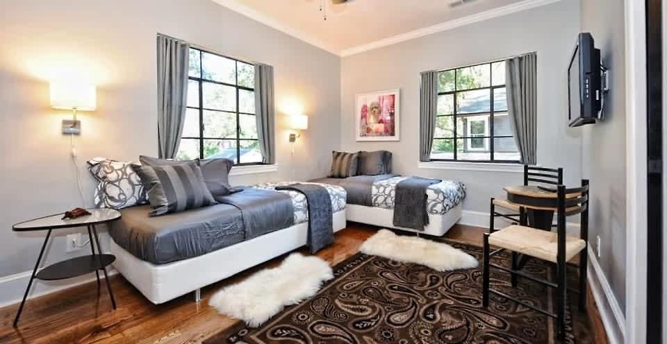 Chic And Comfortable 2br Near Uptown Holiday home