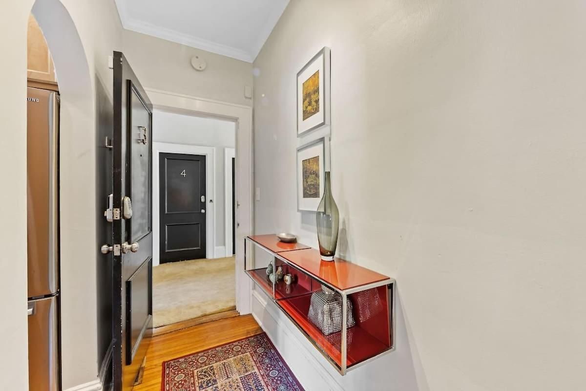 Contemporary 2br In Myers Park With Screened Porch