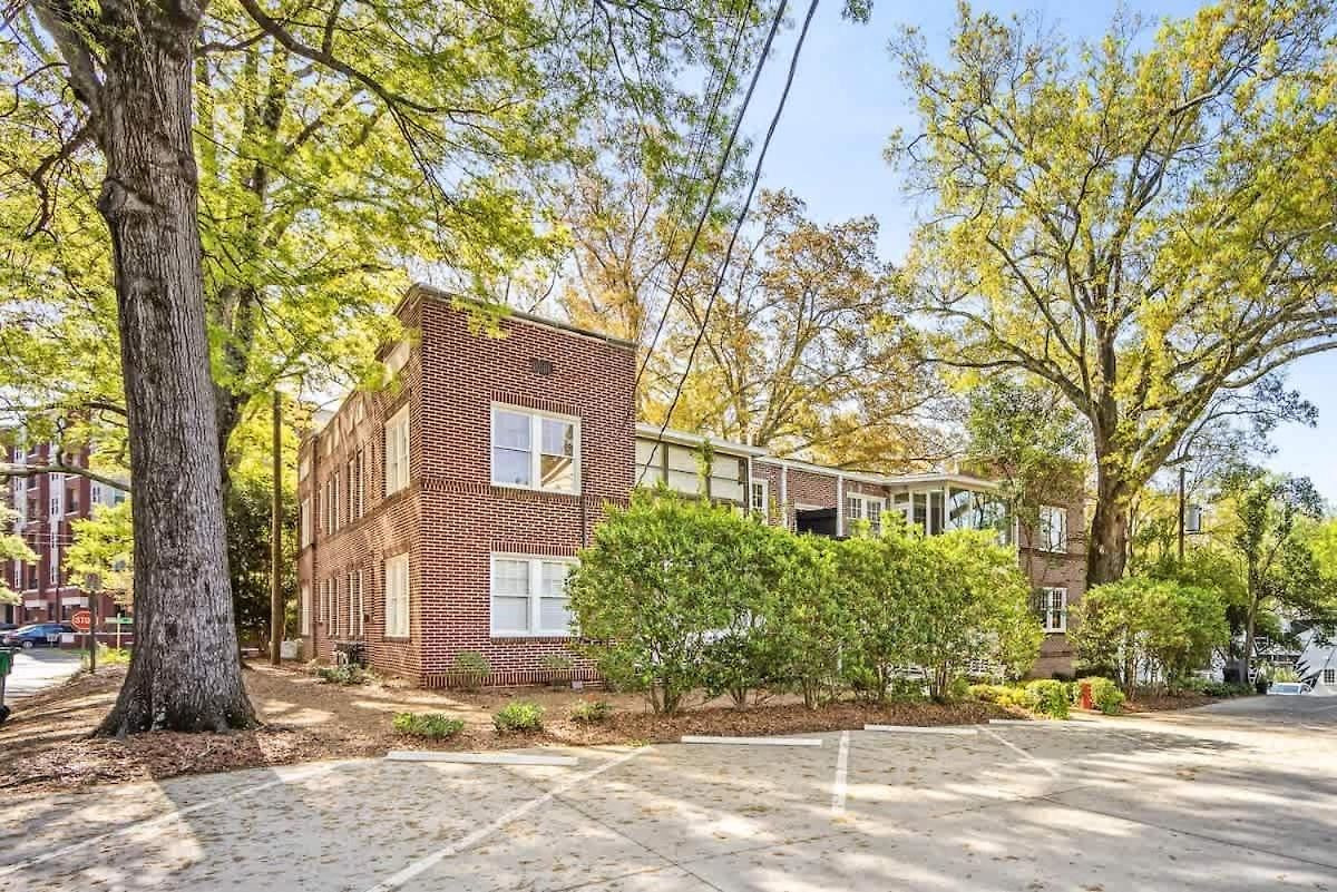 Luxurious Myers Park Living With Screened Porch