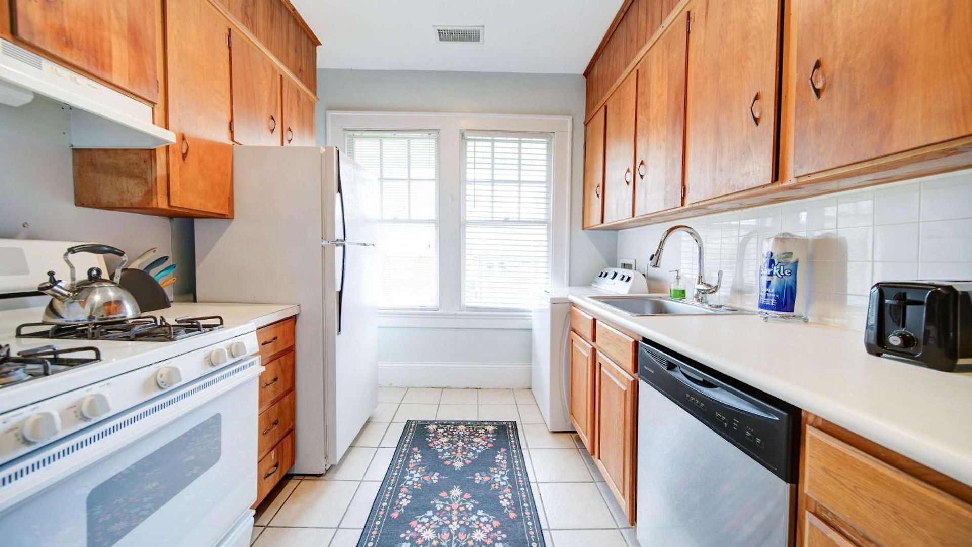 Holiday home Elegant 1br In Elizabeth With Covered Porch *