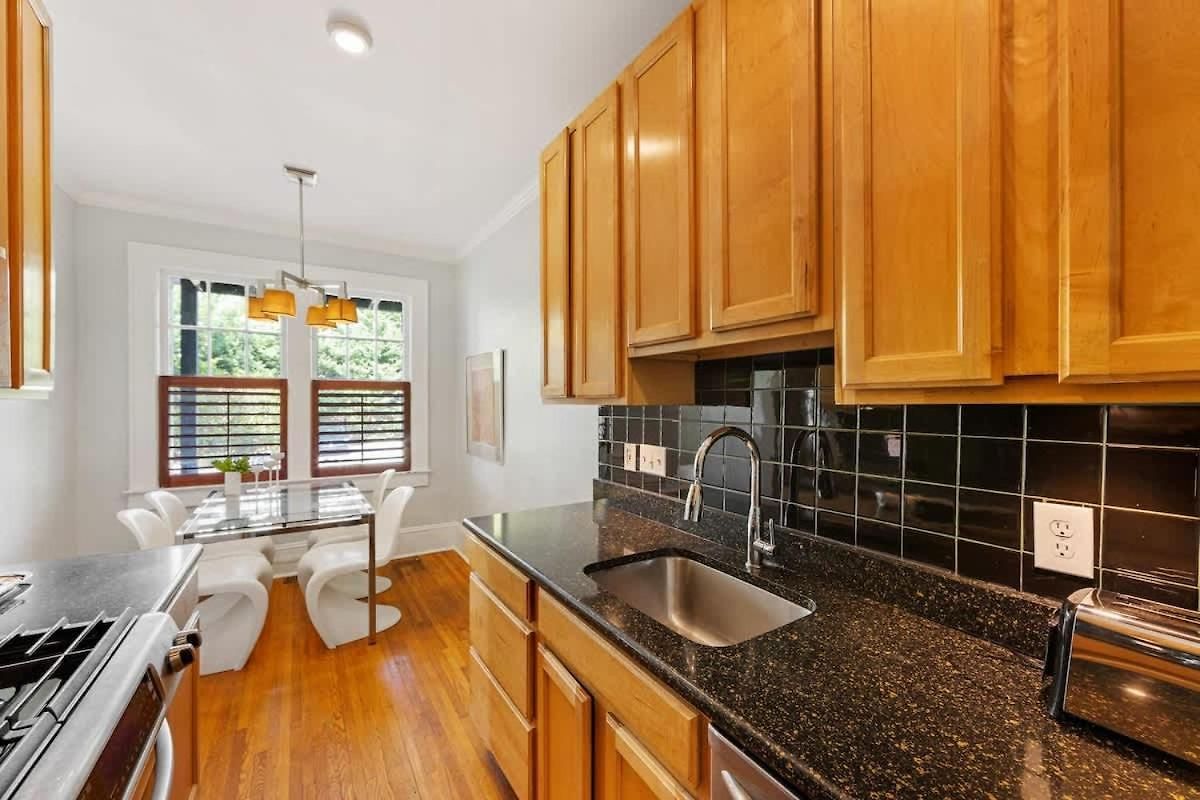 Contemporary 2br In Myers Park With Screened Porch Holiday home *
