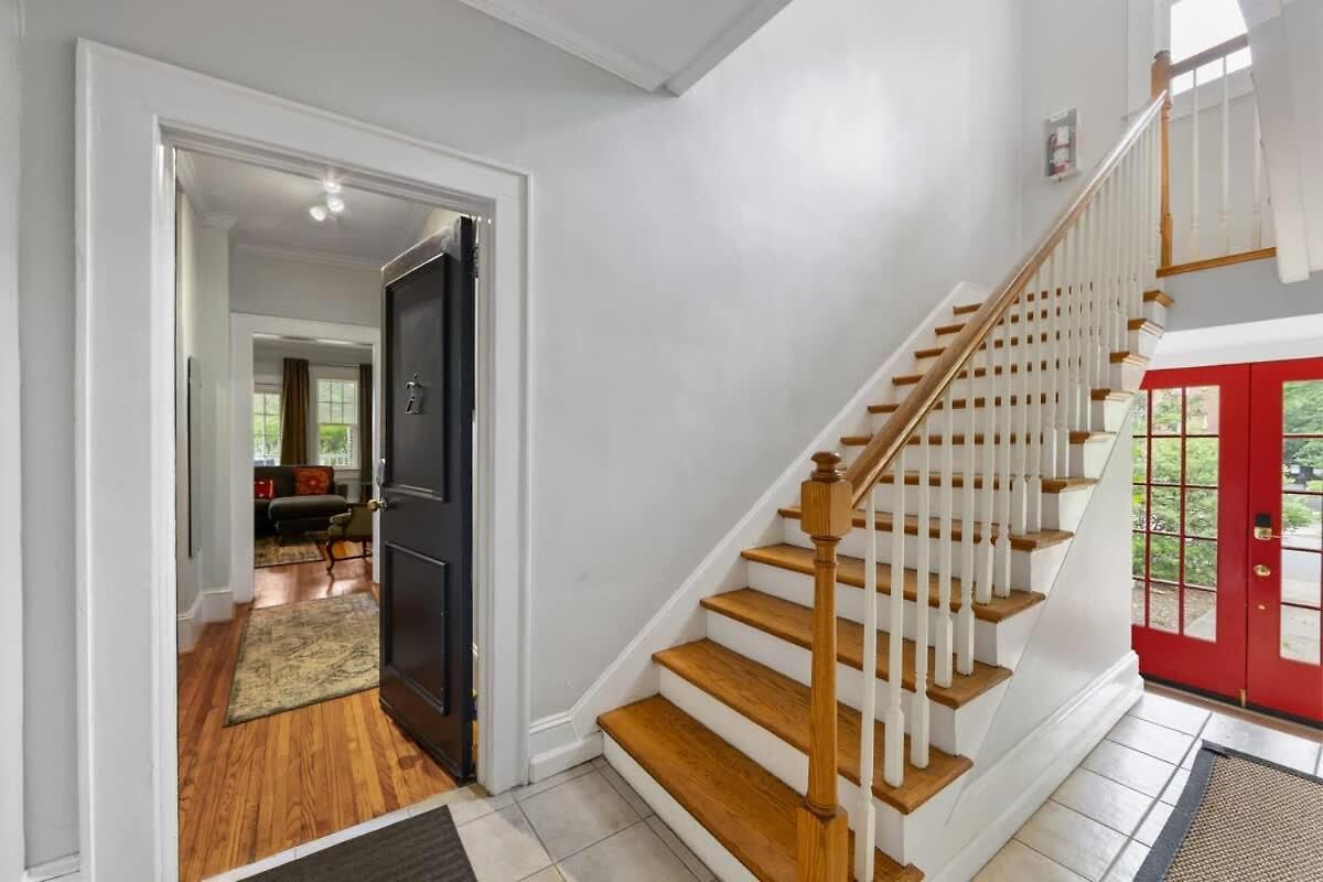 Lovely 2br Near Uptown Holiday home *