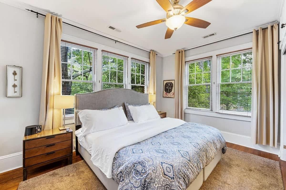 Light Filled 2 Bedroom In Myers Park With A Porch Apartment