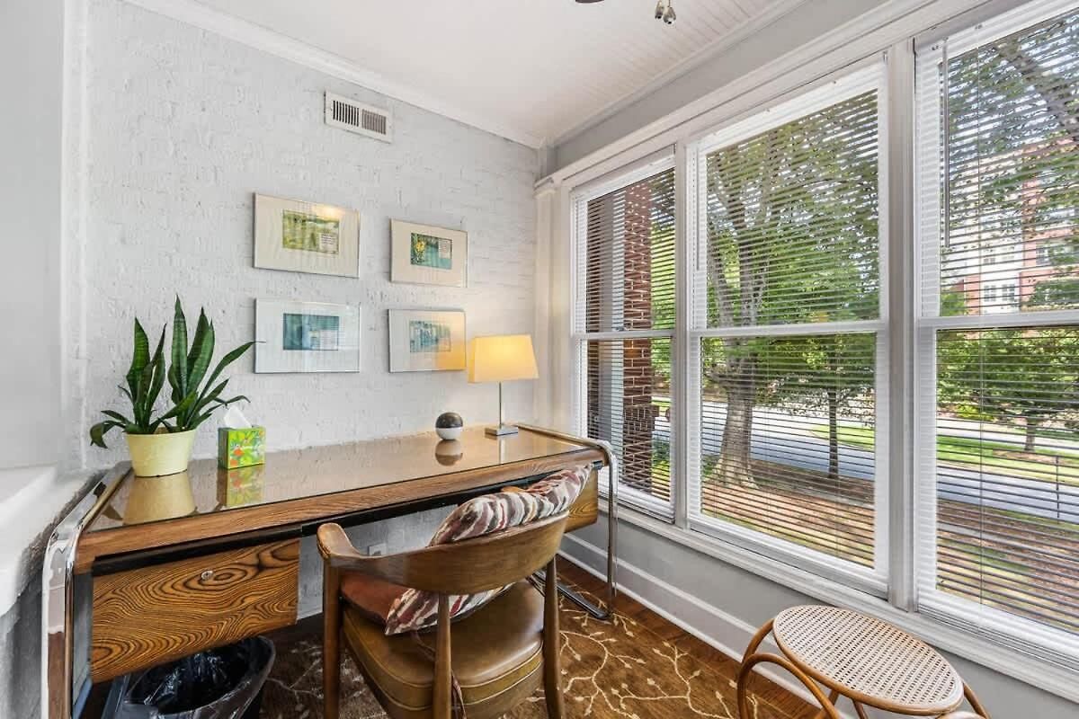 Light Filled 2 Bedroom In Myers Park With A Porch Apartment
