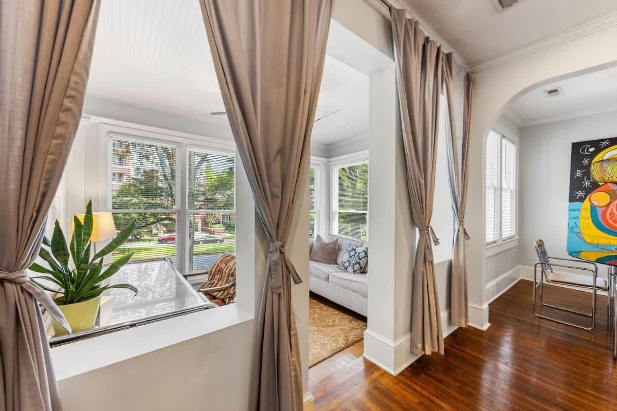 Light Filled 2 Bedroom In Myers Park With A Porch Apartment *