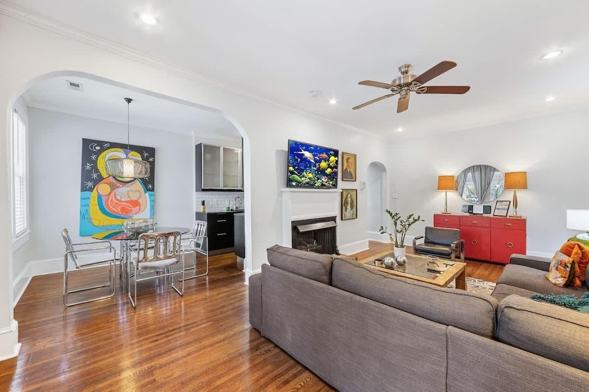 Apartment Light Filled 2 Bedroom In Myers Park With A Porch *