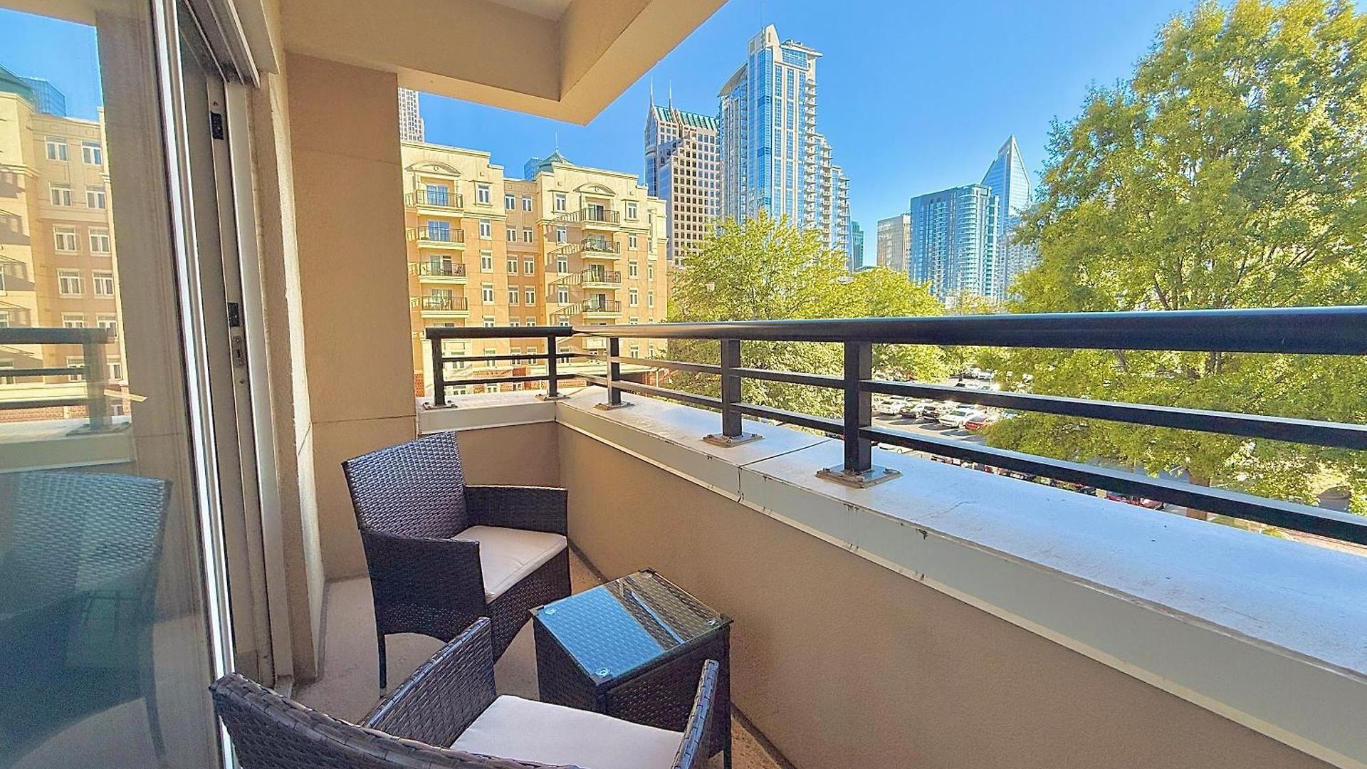 Luxury Uptown, Free Parking, 5min Bank Of America Stadium Apartment