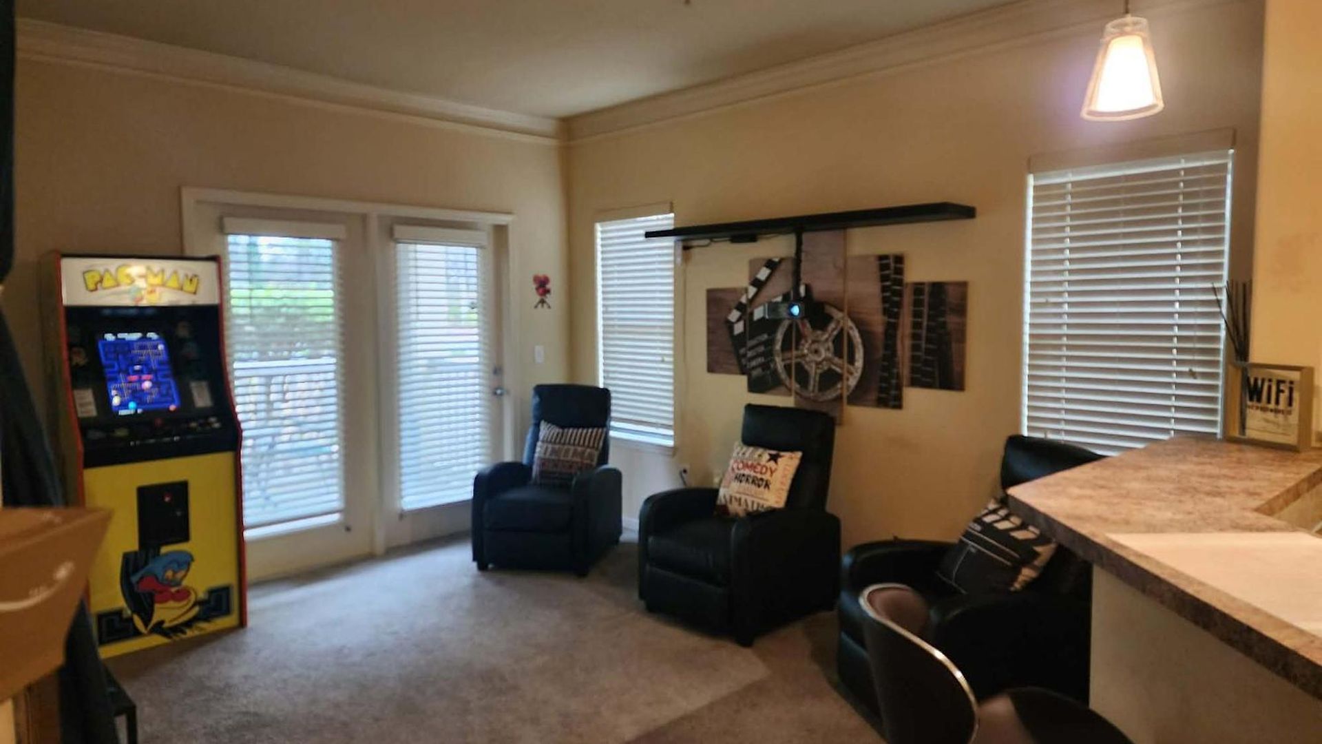 Apartment New Look! Book Friday & Saturday Get Sunday Free Ready For Work Or Play 
