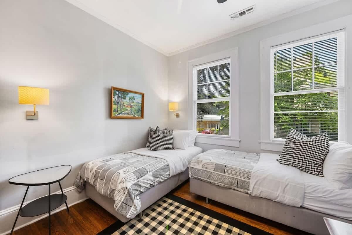 Light Filled 2 Bedroom In Myers Park With A Porch Apartment *