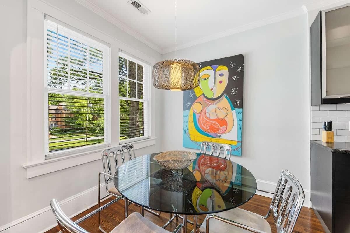 Light Filled 2 Bedroom In Myers Park With A Porch
