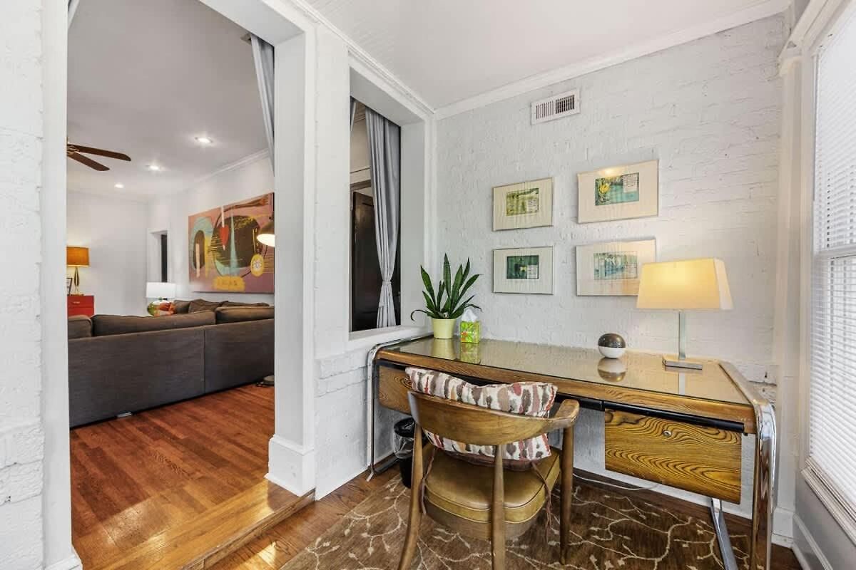 Apartment Light Filled 2 Bedroom In Myers Park With A Porch