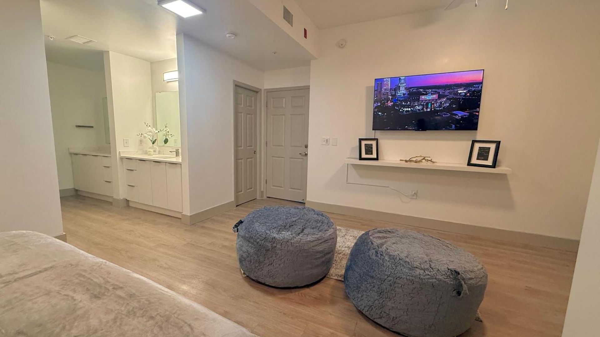 Luxury Uptown, Free Parking, 5min Bank Of America Stadium Apartment