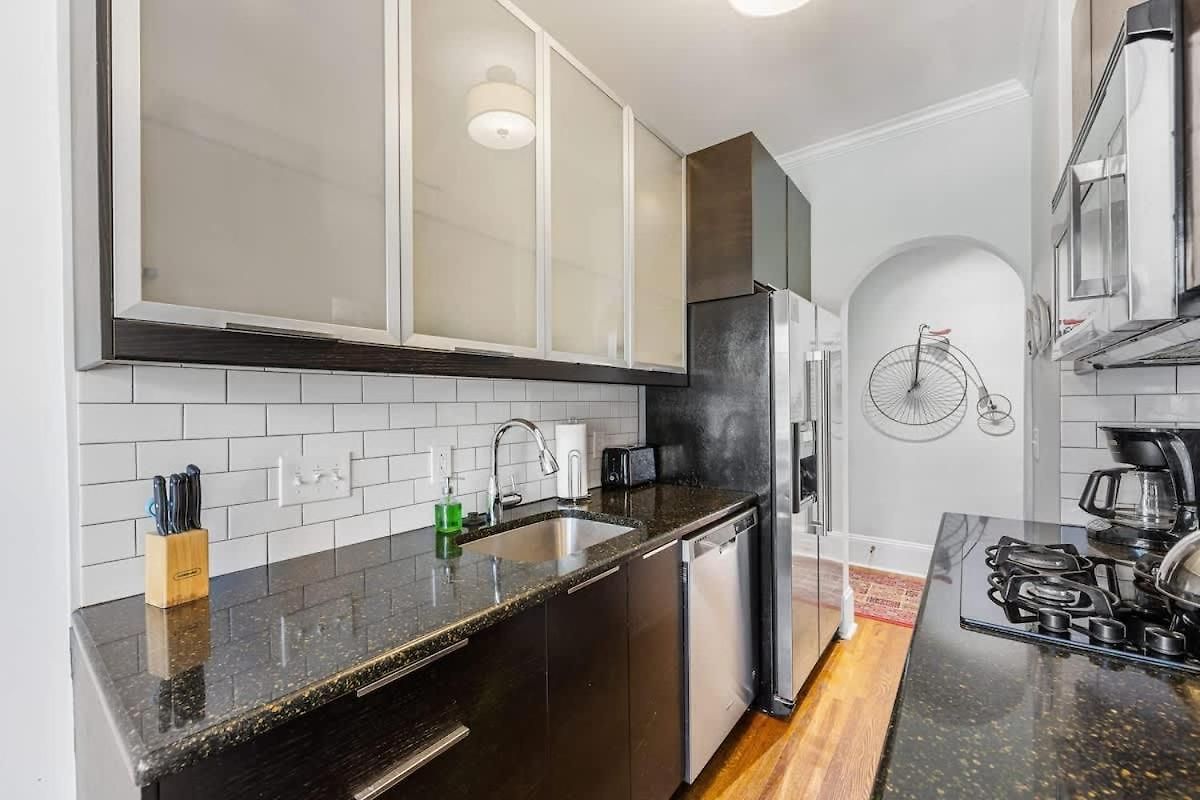 Light Filled 2 Bedroom In Myers Park With A Porch *