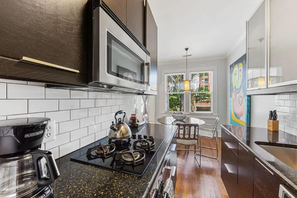 Light Filled 2 Bedroom In Myers Park With A Porch Apartment