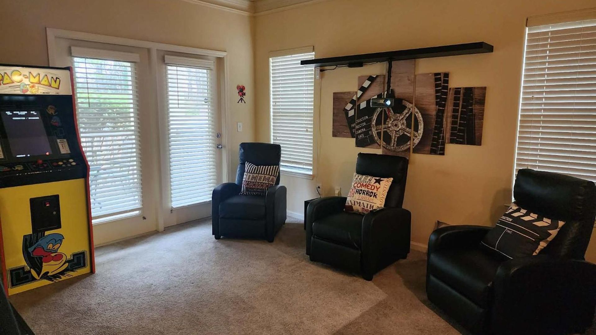 Apartment New Look! Book Friday & Saturday Get Sunday Free Ready For Work Or Play 