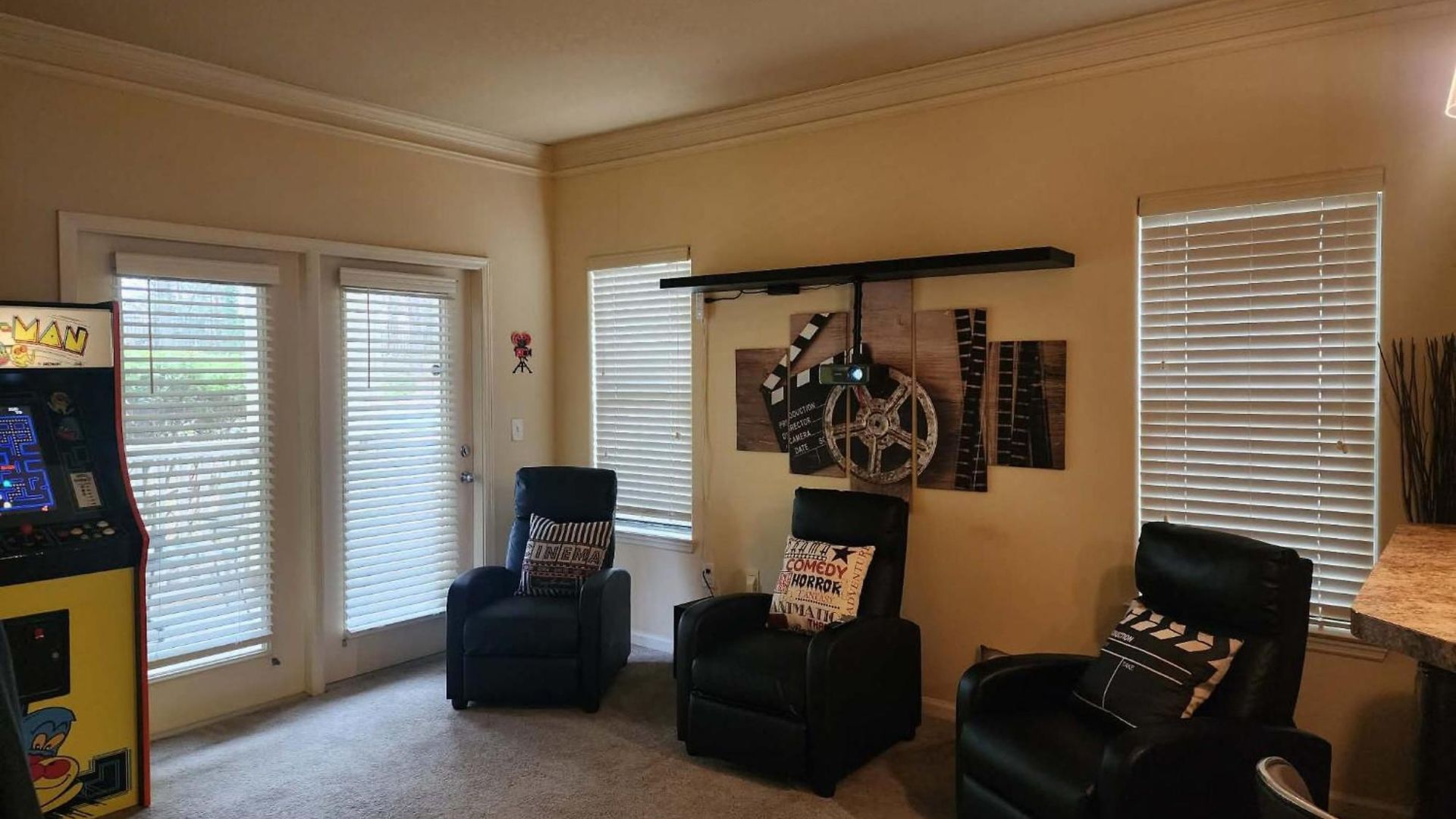 Apartment New Look! Book Friday & Saturday Get Sunday Free Ready For Work Or Play 