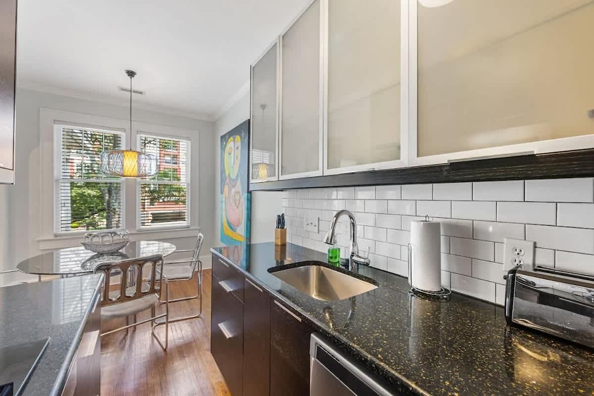Light Filled 2 Bedroom In Myers Park With A Porch *