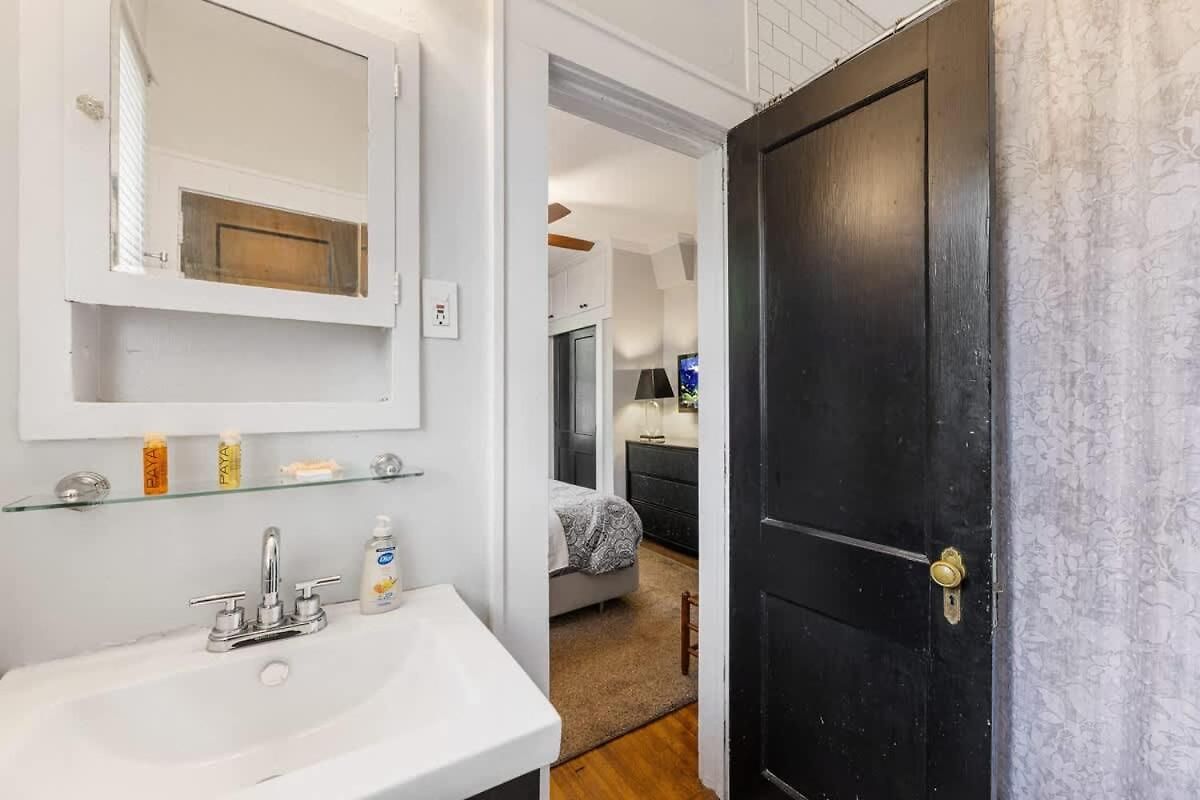 Light Filled 2 Bedroom In Myers Park With A Porch