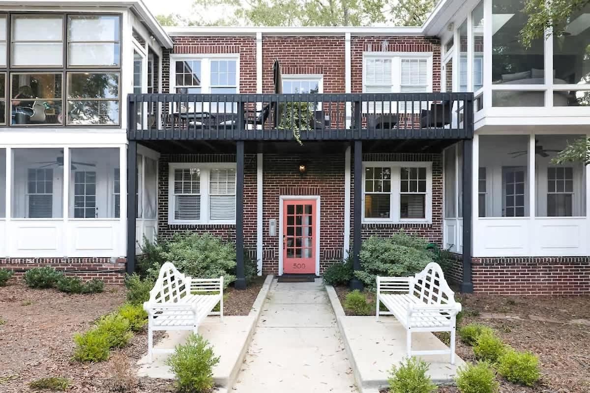 Light Filled 2 Bedroom In Myers Park With A Porch Apartment