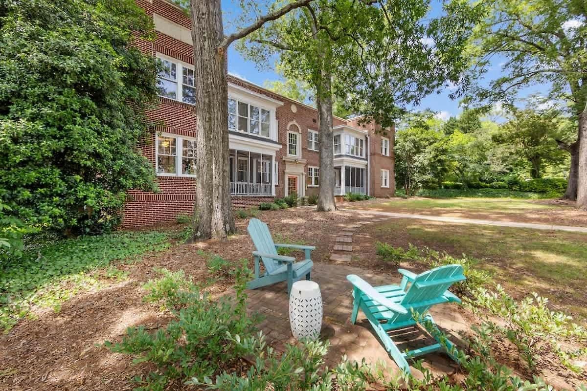 Light Filled 2 Bedroom In Myers Park With A Porch