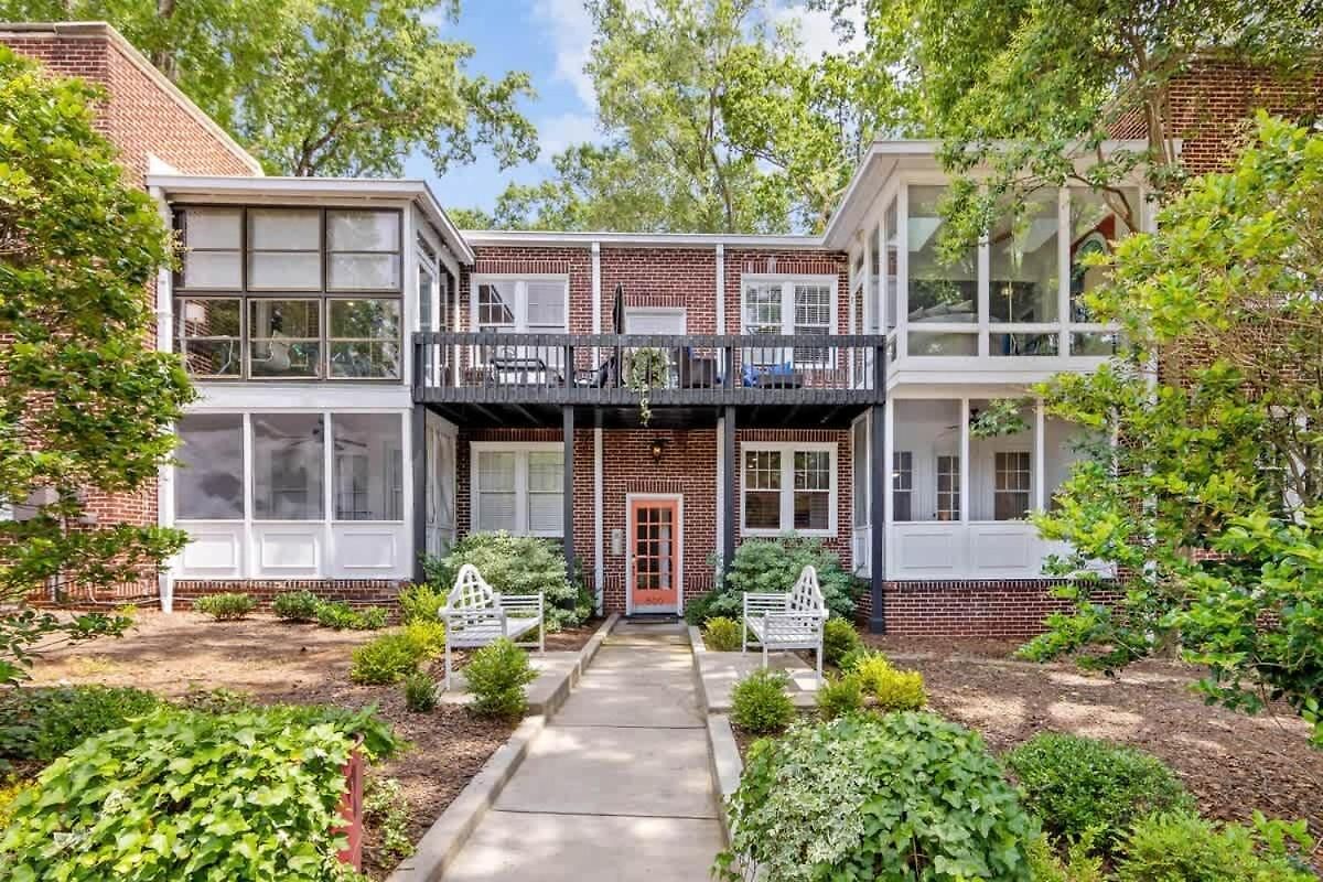Light Filled 2 Bedroom In Myers Park With A Porch Apartment