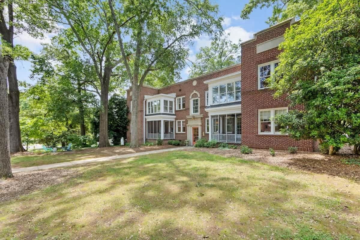 Apartment Light Filled 2 Bedroom In Myers Park With A Porch