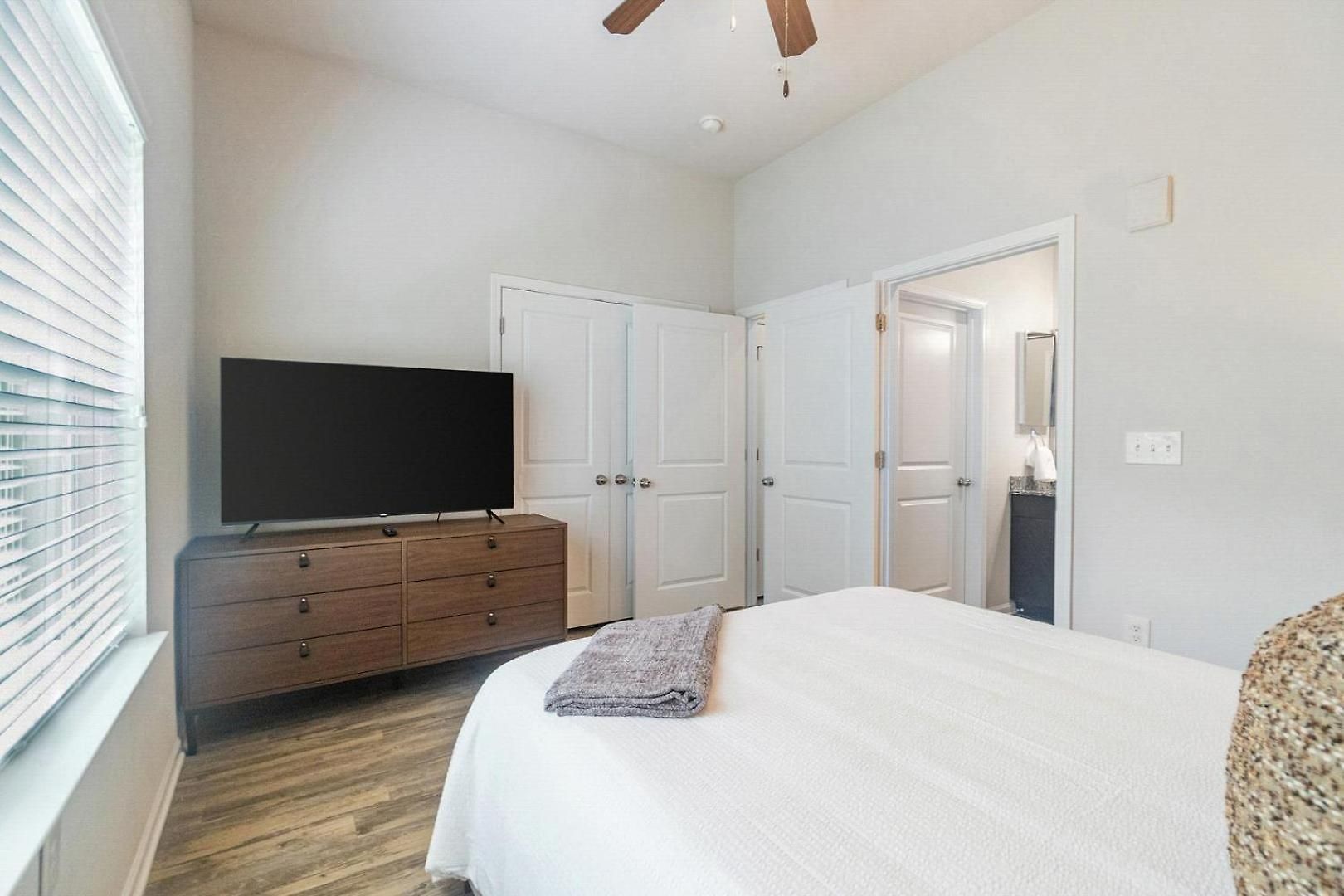 Apartment Landing - North *