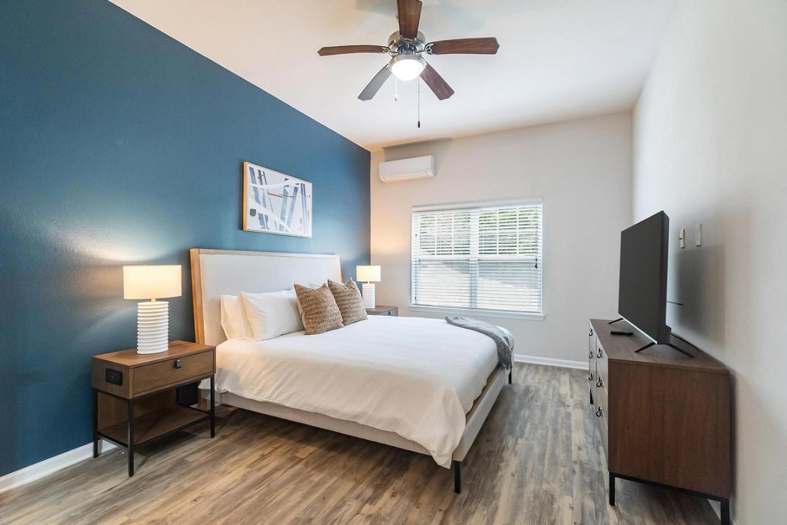 Apartment Landing - North *