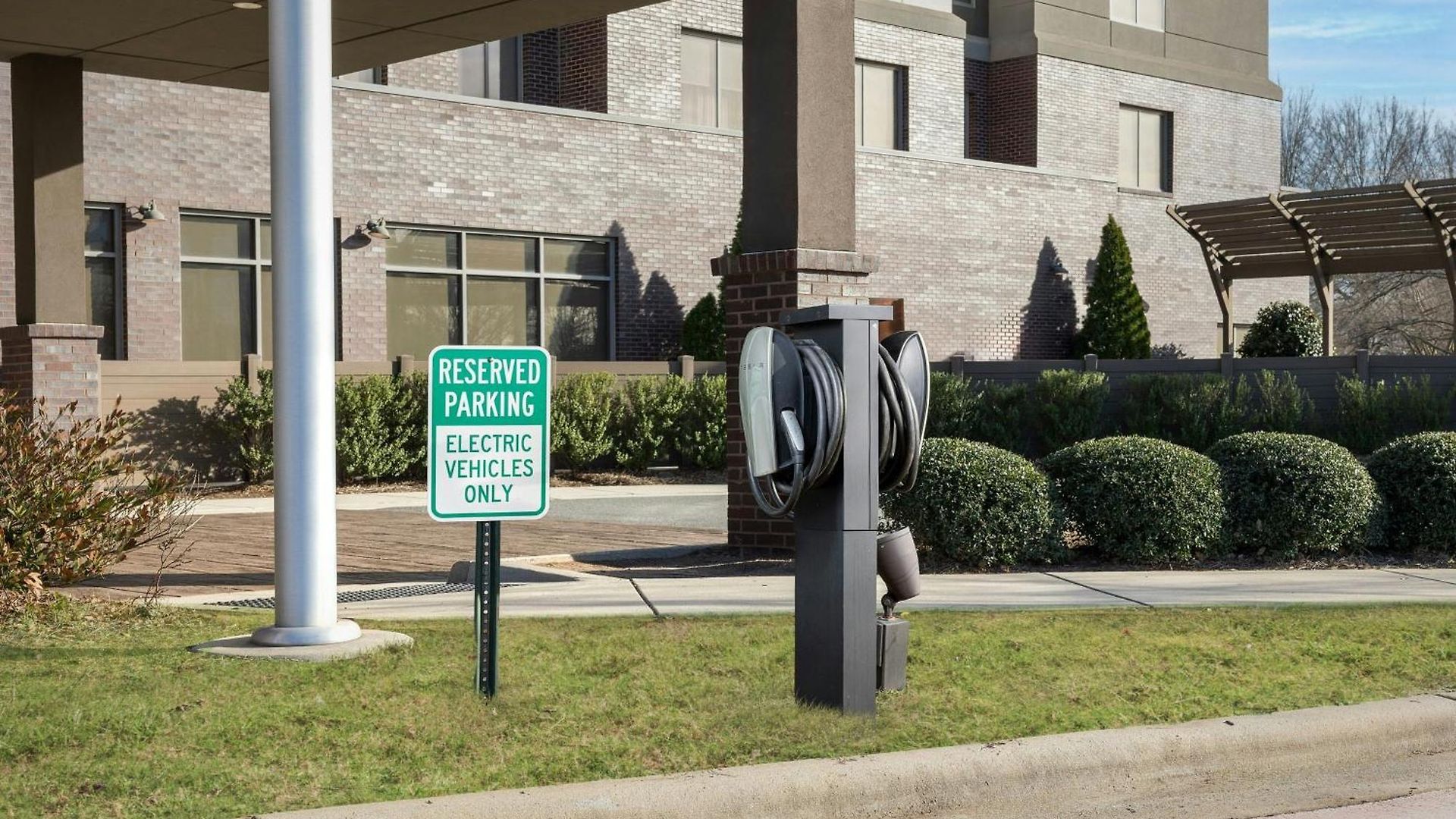 Courtyard By Marriott Northlake 2*