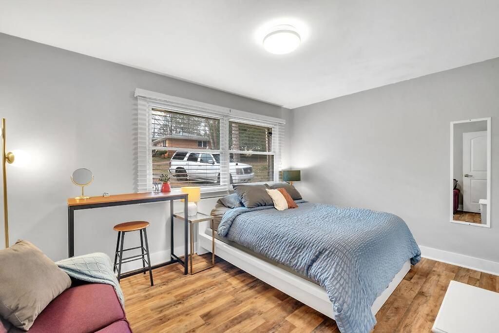 Homey 2br Condo—king Bed—lovely Location & Parking Apartment *
