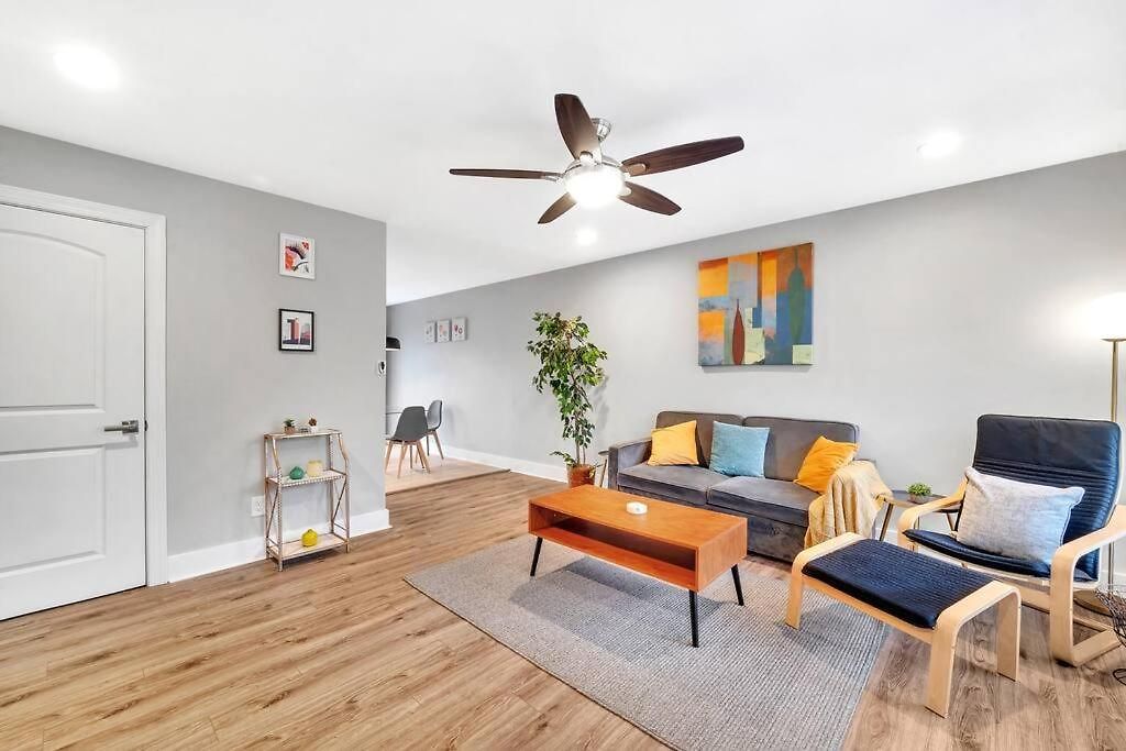 Homey 2br Condo—king Bed—lovely Location & Parking Charlotte