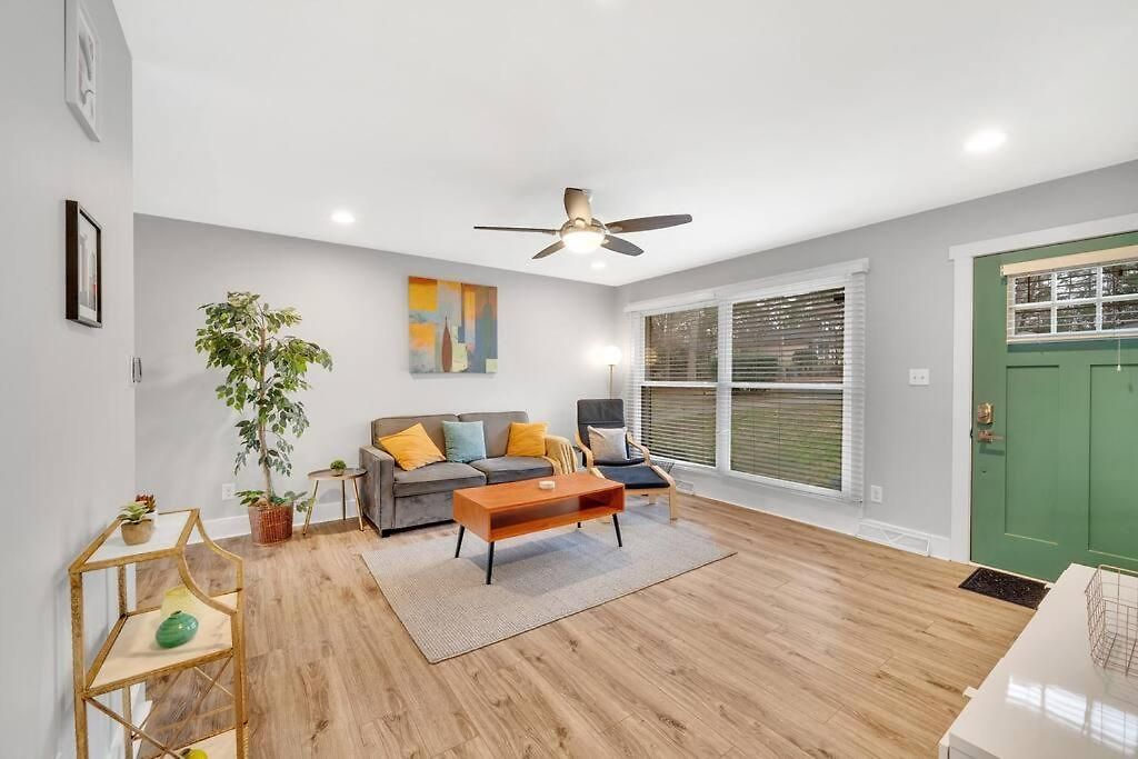Apartment Homey 2br Condo—king Bed—lovely Location & Parking